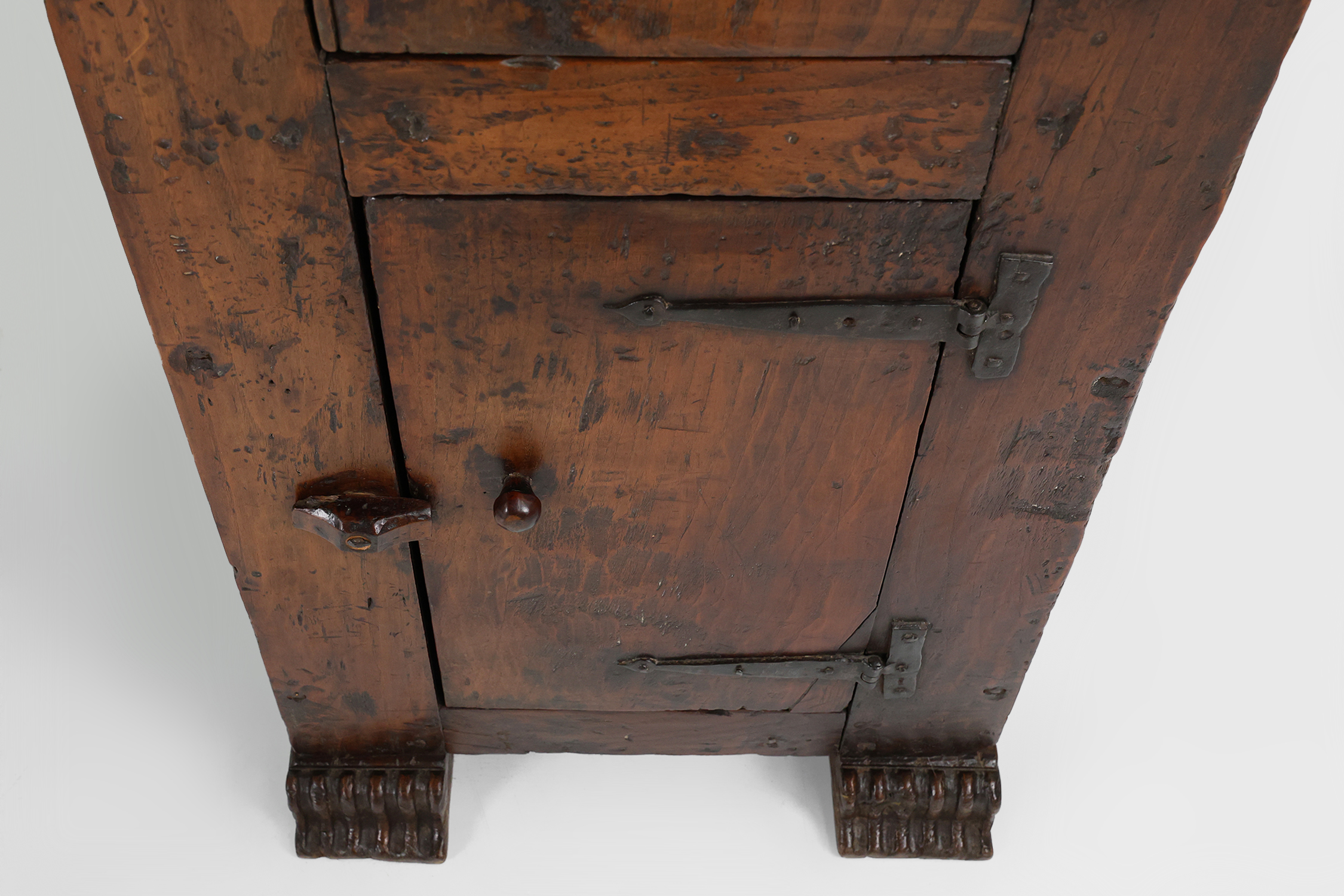 Rare French 16th century oak cabinet with beautiful patinathumbnail